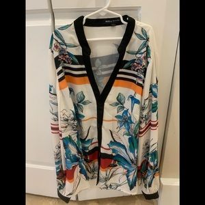 VICI Floral blouse SIZE M. Never worn
